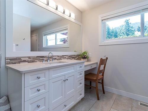 409 Walker Ave, Ladysmith, BC - Indoor Photo Showing Bathroom