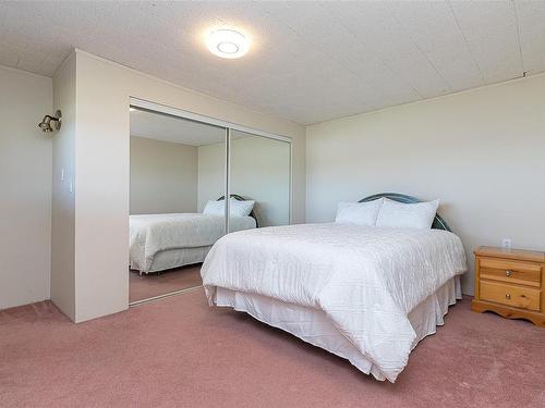 409 Walker Ave, Ladysmith, BC - Indoor Photo Showing Bedroom
