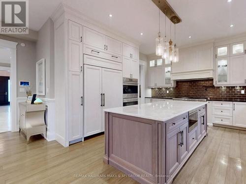 17 Petrolia Court, Richmond Hill, ON - Indoor Photo Showing Kitchen With Upgraded Kitchen