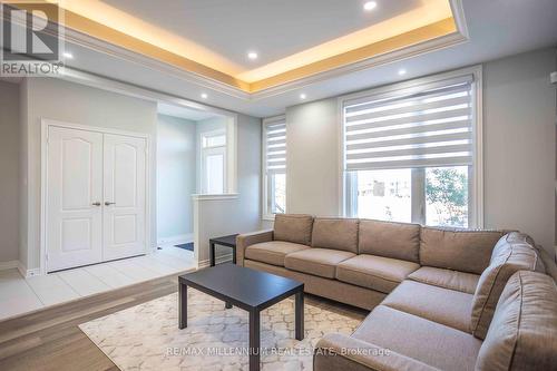 11811 Tenth Line, Whitchurch-Stouffville, ON - Indoor Photo Showing Living Room