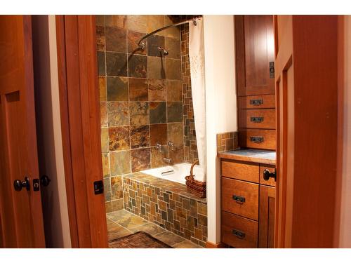 7924 Balfour Wharf Road, Nelson, BC - Indoor Photo Showing Bathroom