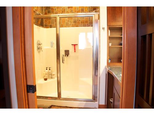 7924 Balfour Wharf Road, Nelson, BC - Indoor Photo Showing Bathroom