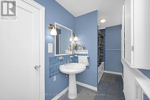 2317 Lakeshore Road, Burlington, ON - Indoor Photo Showing Bathroom