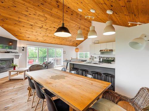 Salle Ã  manger - 45 Ch. Lapalme, Austin, QC - Indoor Photo Showing Dining Room With Fireplace