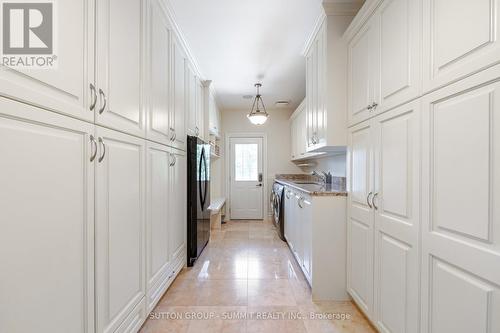 6634 Carriage Trail, Burlington, ON - Indoor Photo Showing Kitchen