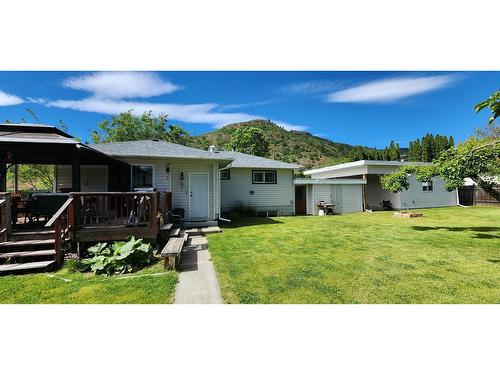 215 9Th Avenue, Montrose, BC - Outdoor With Deck Patio Veranda