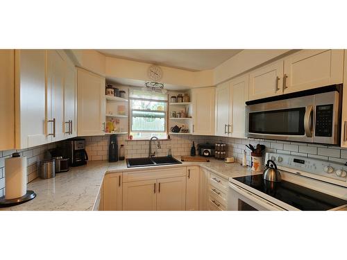 215 9Th Avenue, Montrose, BC - Indoor Photo Showing Kitchen With Double Sink