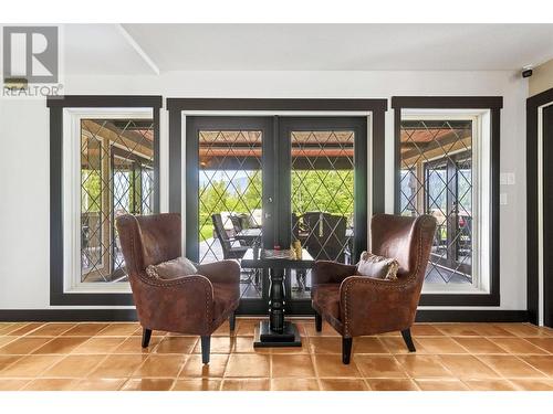 5121 Ivy Road, Eagle Bay, BC - Indoor Photo Showing Living Room