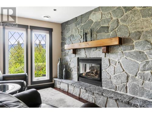 5121 Ivy Road, Eagle Bay, BC - Indoor Photo Showing Living Room With Fireplace