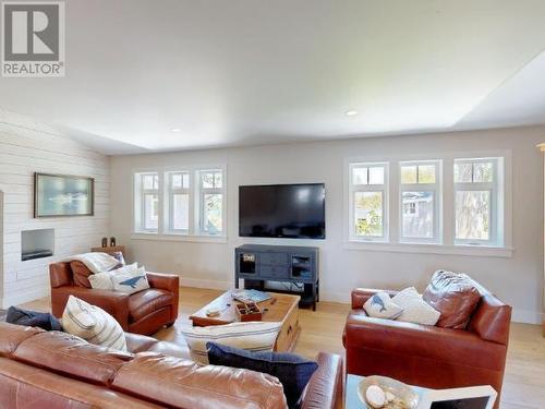 3569 Marine Ave, Powell River, BC - Indoor Photo Showing Living Room With Fireplace