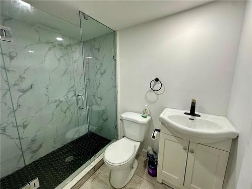 120 Lake Avenue N, Hamilton, ON - Indoor Photo Showing Bathroom