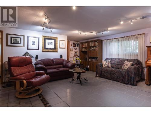 642 4Th Avenue, Fernie, BC - Indoor Photo Showing Living Room