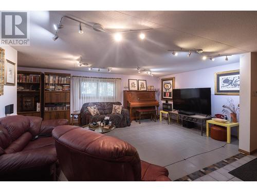 642 4Th Avenue, Fernie, BC - Indoor Photo Showing Living Room