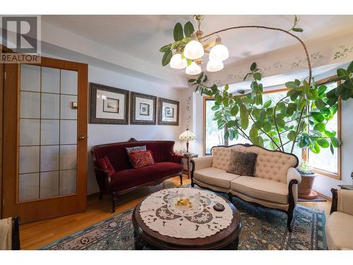 642 4Th Avenue, Fernie, BC - Indoor Photo Showing Living Room