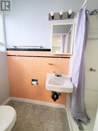 1961 3Rd Avenue, Prince George, BC - Indoor Photo Showing Bathroom