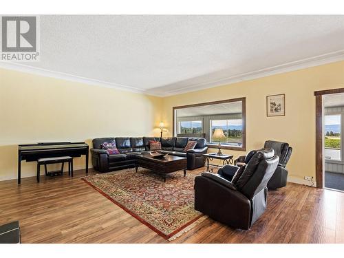 3299 Mcculloch Road, Kelowna, BC - Indoor Photo Showing Living Room