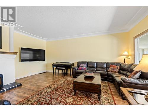 3299 Mcculloch Road, Kelowna, BC - Indoor Photo Showing Living Room With Fireplace