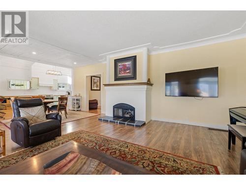 3299 Mcculloch Road, Kelowna, BC - Indoor Photo Showing Living Room With Fireplace