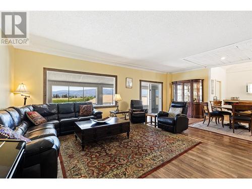 3299 Mcculloch Road, Kelowna, BC - Indoor Photo Showing Living Room