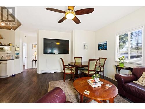 3299 Mcculloch Road, Kelowna, BC - Indoor Photo Showing Living Room