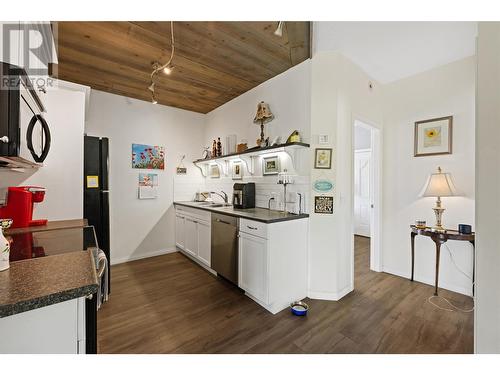 3299 Mcculloch Road, Kelowna, BC - Indoor Photo Showing Kitchen