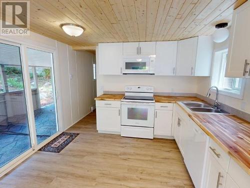 39-6263 Lund Street, Powell River, BC - Indoor Photo Showing Kitchen With Double Sink