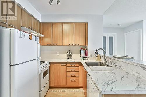 702 - 38 Lee Centre Drive, Toronto, ON - Indoor Photo Showing Kitchen