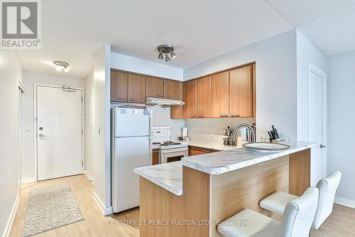 702 - 38 Lee Centre Drive, Toronto, ON - Indoor Photo Showing Kitchen