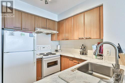 702 - 38 Lee Centre Drive, Toronto (Woburn), ON - Indoor Photo Showing Kitchen