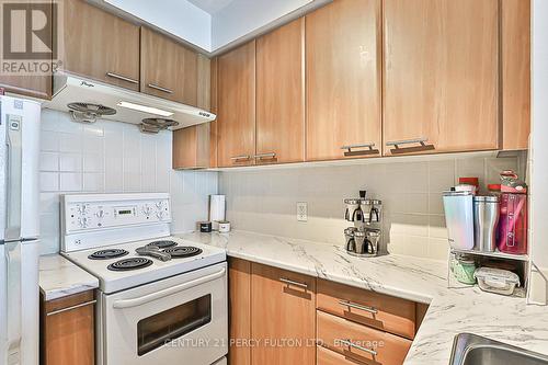 702 - 38 Lee Centre Drive, Toronto, ON - Indoor Photo Showing Kitchen