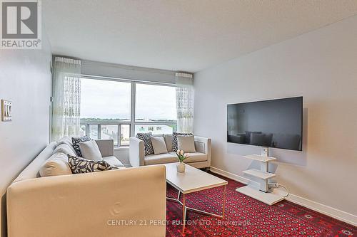 702 - 38 Lee Centre Drive, Toronto (Woburn), ON - Indoor Photo Showing Living Room