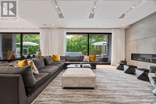 151 Centre Street, Vaughan, ON - Indoor Photo Showing Living Room