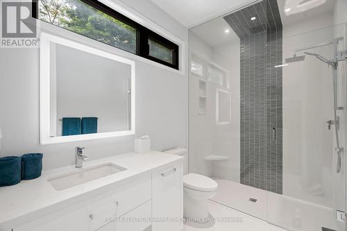 151 Centre Street, Vaughan, ON - Indoor Photo Showing Bathroom