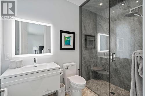 151 Centre Street, Vaughan, ON - Indoor Photo Showing Bathroom