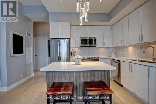 Ph04 - 2220 Lakeshore Boulevard, Toronto (Mimico), ON - Indoor Photo Showing Kitchen With Upgraded Kitchen