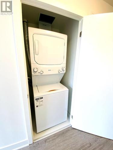 219 - 185 Deerfield Road, Newmarket (Central Newmarket), ON - Indoor Photo Showing Laundry Room