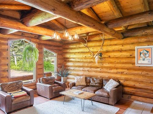 2882 Airport Way, Revelstoke, BC - Indoor Photo Showing Living Room