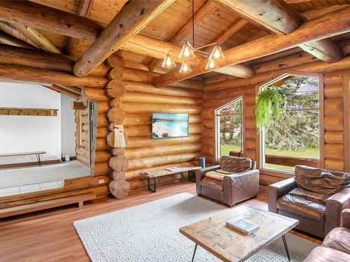 2882 Airport Way, Revelstoke, BC - Indoor Photo Showing Living Room