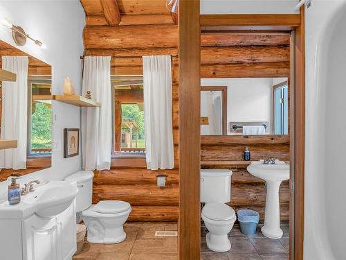 2882 Airport Way, Revelstoke, BC - Indoor Photo Showing Bathroom