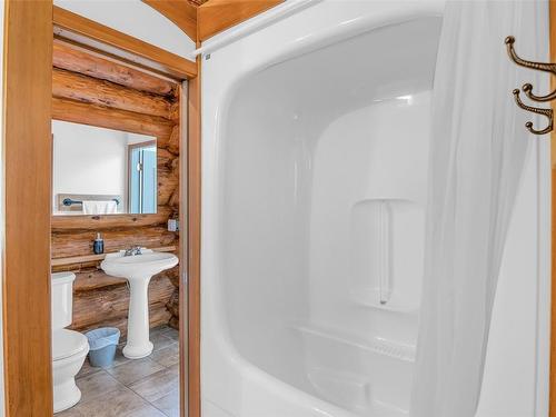 2882 Airport Way, Revelstoke, BC - Indoor Photo Showing Bathroom