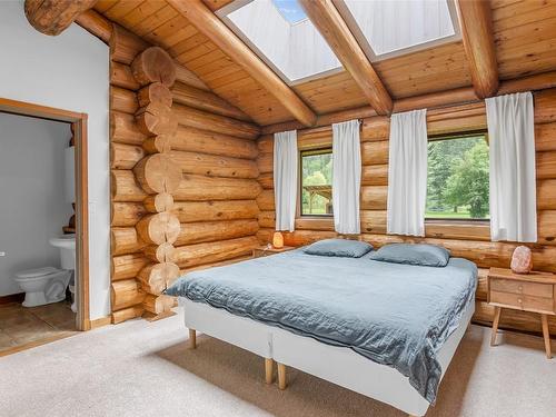 2882 Airport Way, Revelstoke, BC - Indoor Photo Showing Bedroom