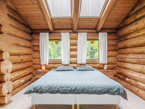 2882 Airport Way, Revelstoke, BC - Indoor Photo Showing Bedroom