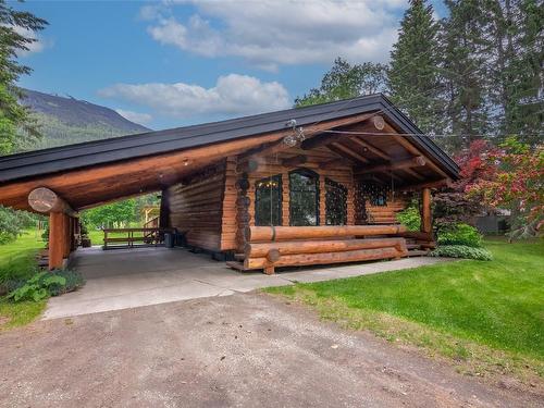 2882 Airport Way, Revelstoke, BC - Outdoor