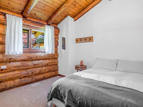 2882 Airport Way, Revelstoke, BC - Indoor Photo Showing Bedroom