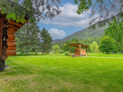 2882 Airport Way, Revelstoke, BC - Outdoor