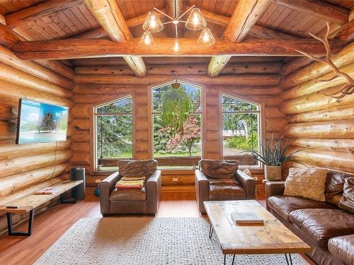 2882 Airport Way, Revelstoke, BC - Indoor Photo Showing Living Room