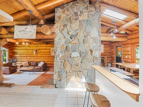 2882 Airport Way, Revelstoke, BC - Indoor Photo Showing Other Room