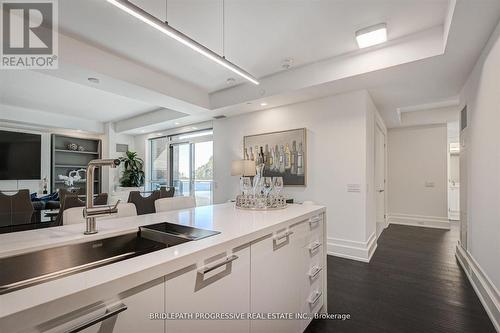 401 - 3 Southvale Drive, Toronto (Leaside), ON - Indoor Photo Showing Kitchen With Double Sink