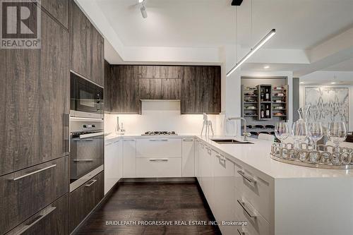 401 - 3 Southvale Drive, Toronto (Leaside), ON - Indoor Photo Showing Kitchen With Upgraded Kitchen