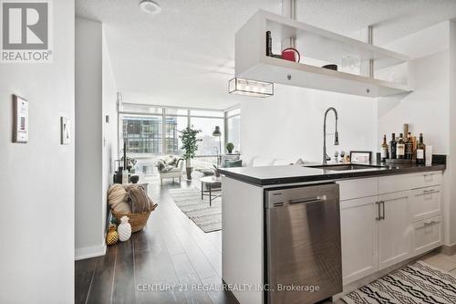 1609 - 81 Navy Wharf Court, Toronto (Waterfront Communities), ON - Indoor Photo Showing Kitchen